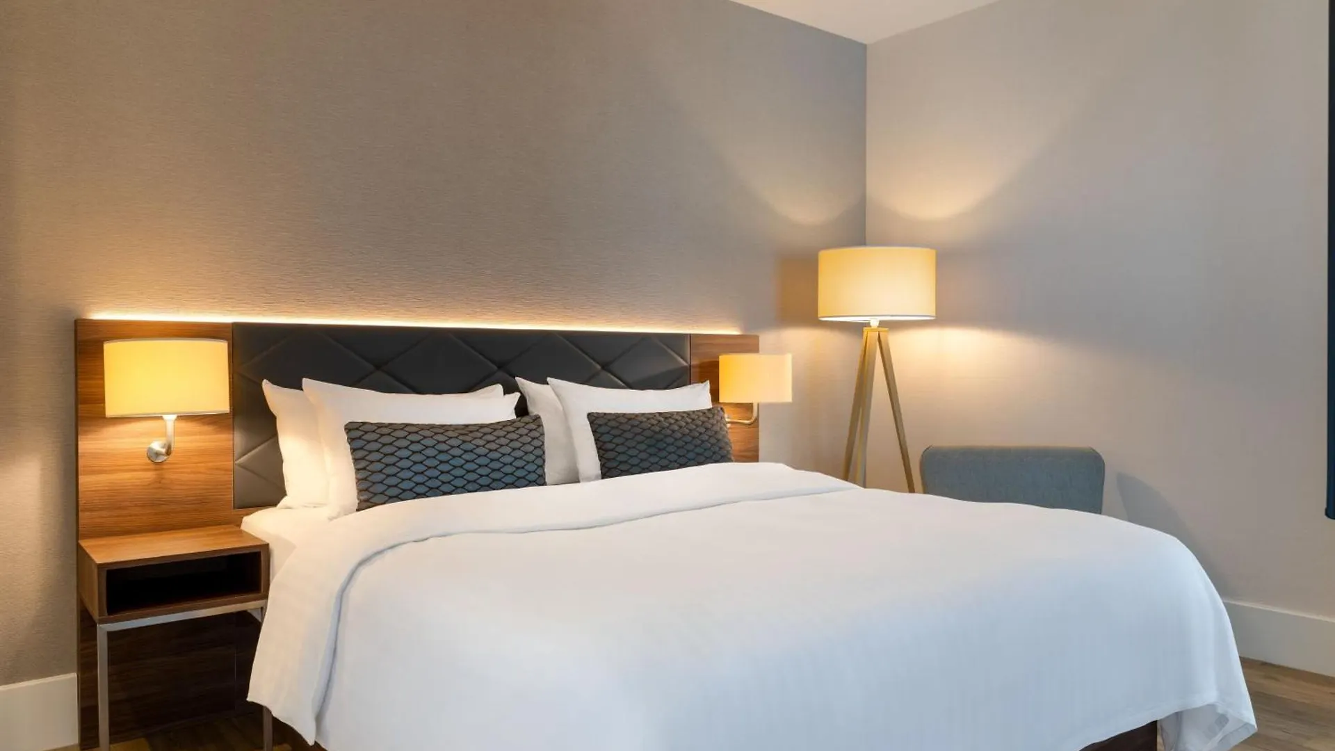 Element Amsterdam Hotel 4*,